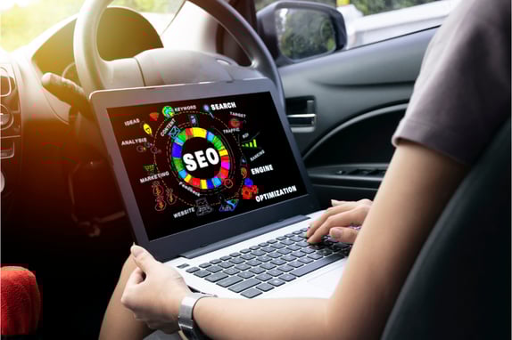a women looking at b2b seo buzzwords on a laptop