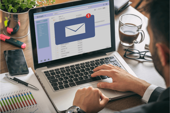 businessman receiving an automated email using b2b email automation