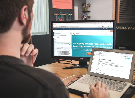a man using hubspot on a laptop to maximise roi