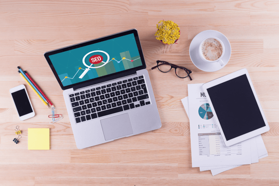 using a laptop to create a data-driven b2b content piece